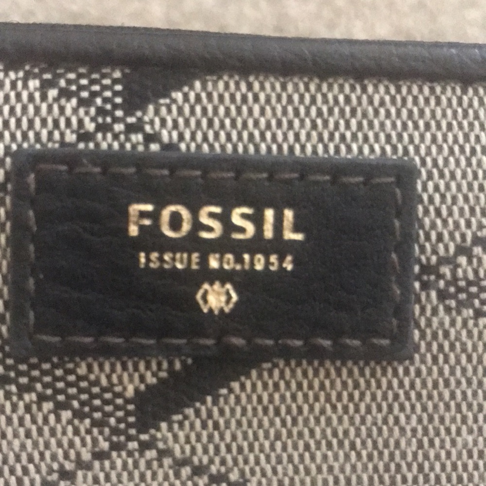 Fossil Zip Wrislet Wallet - Picture 8 of 8